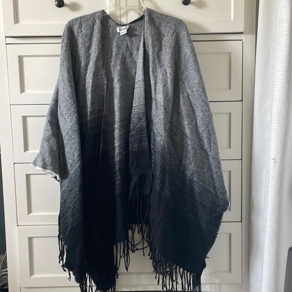 bellissima Sweaters - Bellissima Accessories Women’s Black & White Ombré Fringe Poncho Wrap - One size